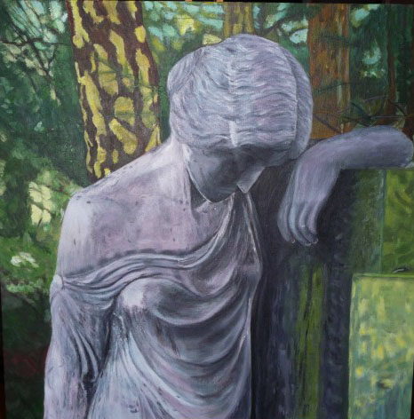 Traurige Skulptur im Wald